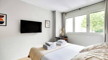 Bureau, fer et planche à repasser, Wi-Fi gratuit, draps fournis