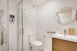 Shower, hair dryer, towels - Modern "Green Suites" residence - Meudon/Vélizy (Meudon)