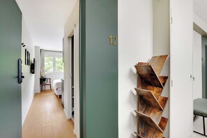 Een bureau, een strijkplank/strijkijzer, gratis wifi, beddengoed