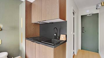 Douche, sèche-cheveux, serviettes fournies