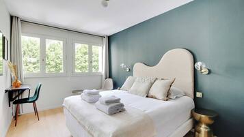 Een bureau, een strijkplank/strijkijzer, gratis wifi, beddengoed