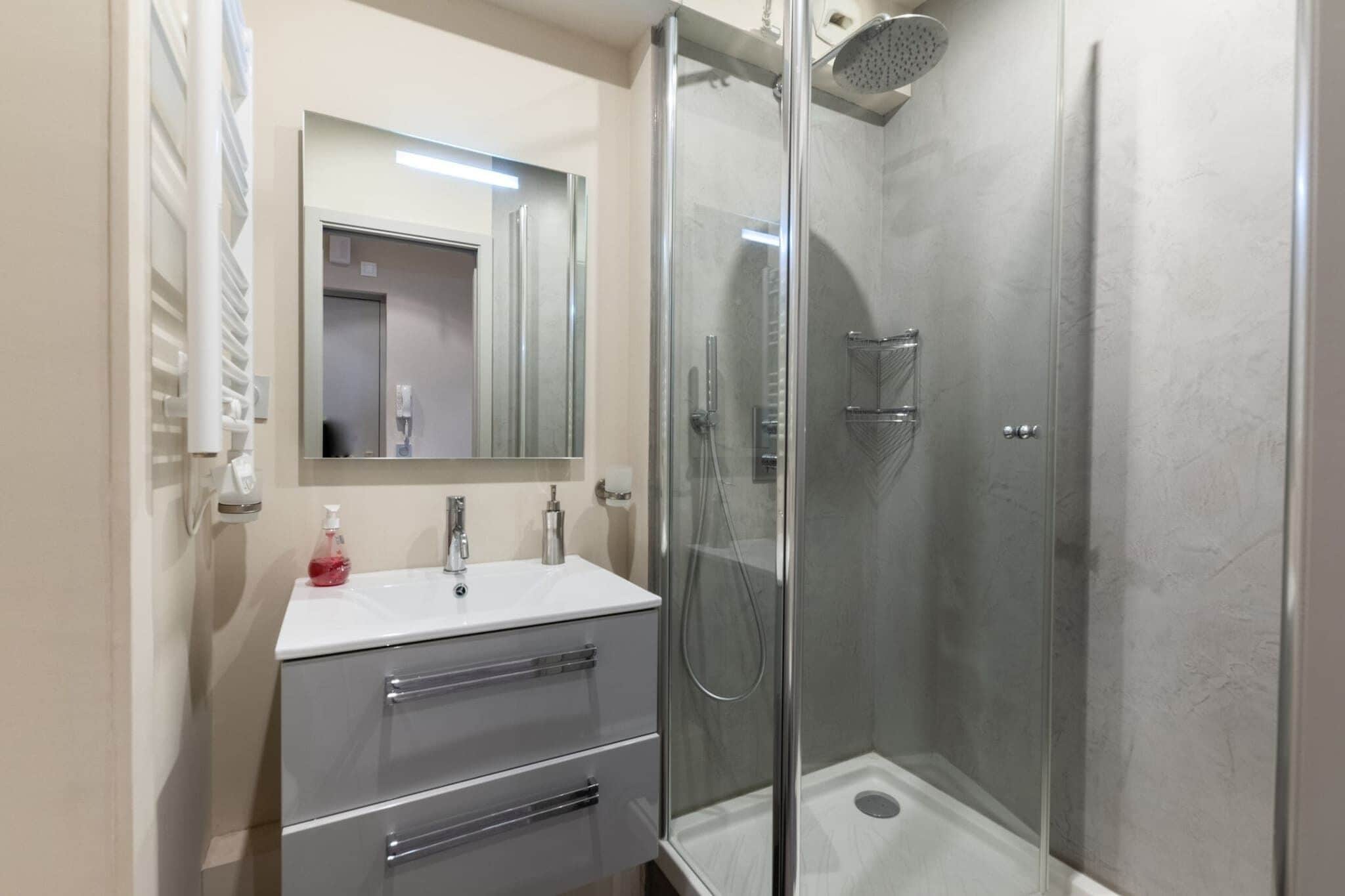 Douche, serviettes fournies, shampoing