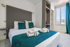 Travel cot, free WiFi, bed sheets - Hotel Avaton - Cosy bedroom - Cannes Centre (Cannes)