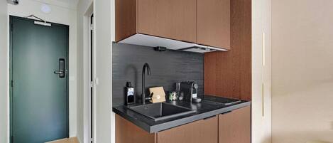 雪櫃、微波爐、焗爐、爐具