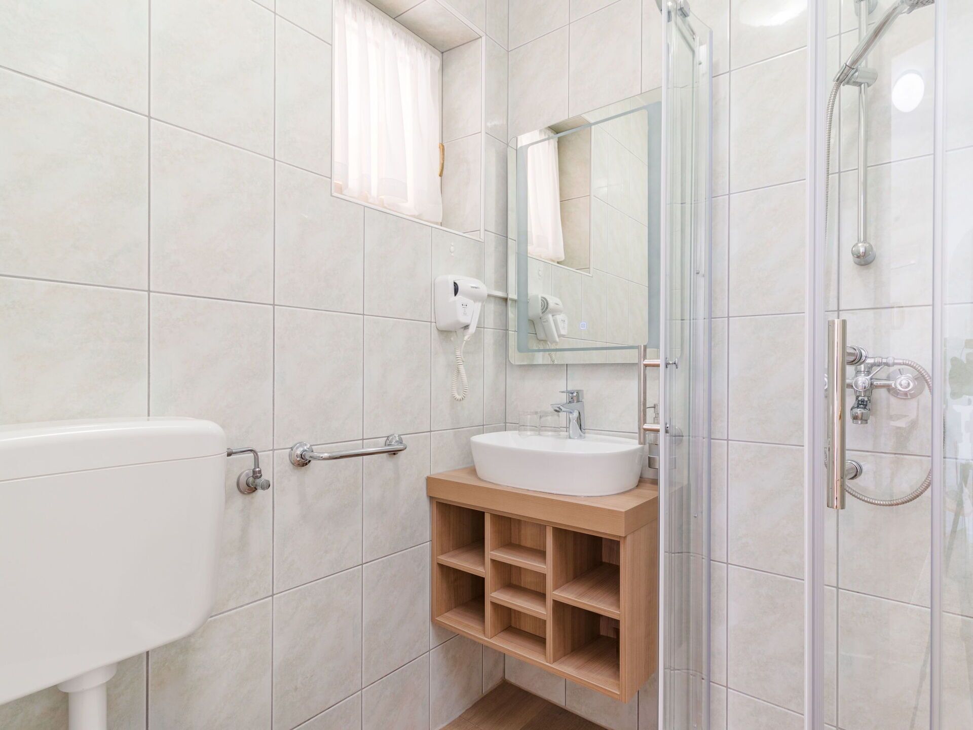 Sol, Design Intérieur, Sol, Salle De Bains, Luminaire Plomberie, Lavabo, Évier, Toilette, Pièce, Robinet