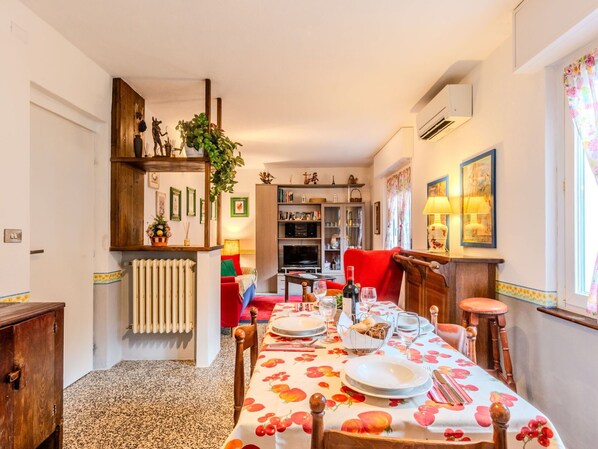 Dining - Beautiful private villa for 5 people with WIFI, TV, patio and pets allowed (Delebio)