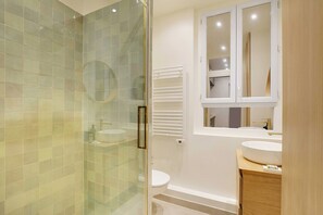 Shower, hair dryer, towels, shampoo