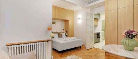 Tabla de planchar con plancha, wifi y ropa de cama