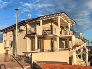 Exterior - Nice apartment for 6 people with A/C, WIFI, TV, terrace, pets allowed and panoramic view (Paglieta)