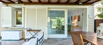 Stunning private villa for 5 guests with TV, terrace and pets allowed