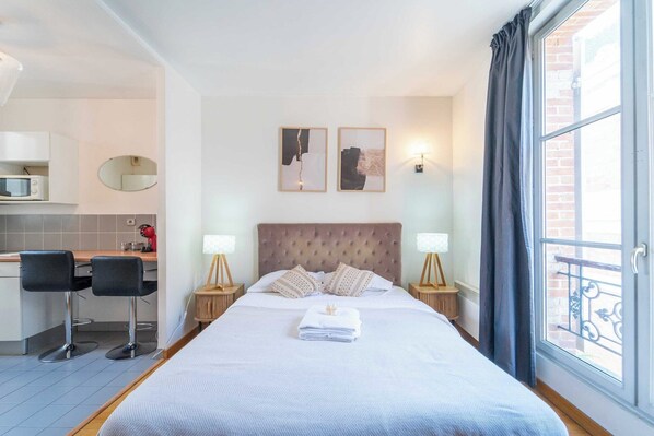 Escritorio, tabla de planchar con plancha, wifi gratis y ropa de cama 