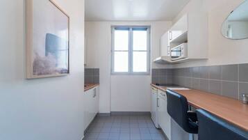 Een koelkast, een magnetron, een kookplaat