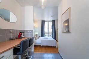 Een bureau, een strijkplank/strijkijzer, gratis wifi, beddengoed