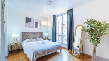 Een strijkplank/strijkijzer, internet, beddengoed