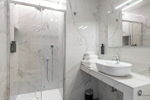 Deluxe Double Room | Bathroom | Shower, hair dryer, slippers, towels - Tolu Relais (Rome)