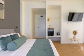 Firemannsrom – deluxe, byutsikt | Safe på rommet, blendingsgardiner og wi-fi (inkludert)