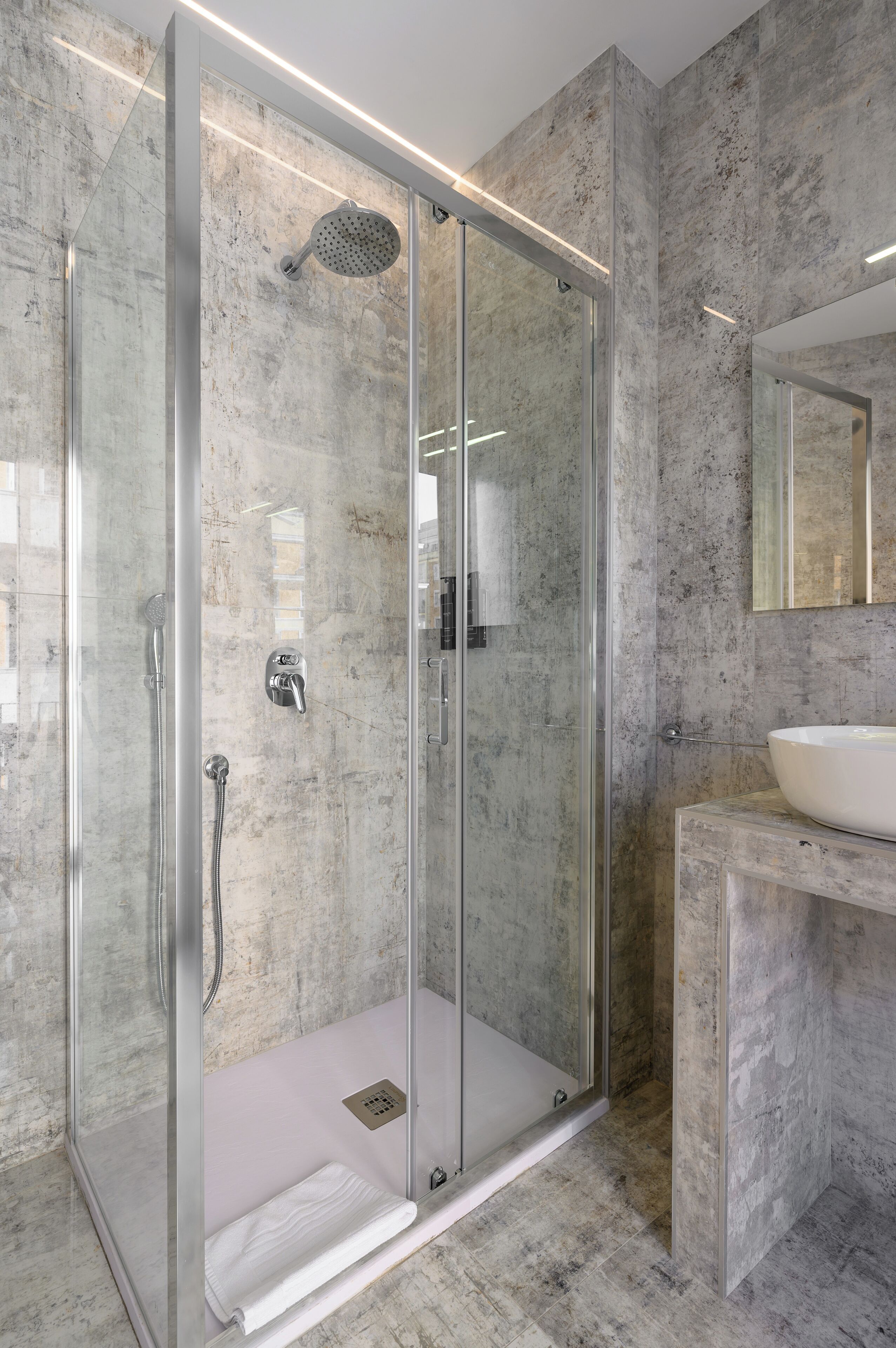 Deluxe-Vierbettzimmer, Stadtblick | Badezimmer | Dusche, Haartrockner, Hausschuhe, Handtücher