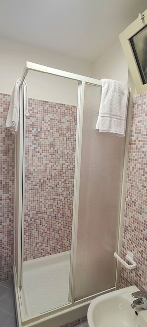Bruser, hårtørrer, bidet, håndklæder