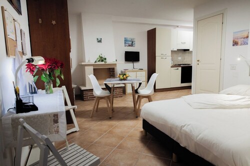 Wonderful studio apartment a stone's throw from the Castrum Novum excavations and 150 mt from the sea.