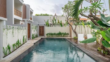 Innenpool, Außenpool, geöffnet von 07:00 Uhr bis 20:00 Uhr, Liegestühle