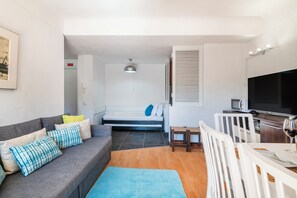 Appartement, 1 chambre, non-fumeurs | Coin séjour | Télévision à écran plat de 32 pouces avec chaînes par câble, télévision