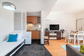 Appartement, 1 chambre, non-fumeurs | Coin séjour | Télévision à écran plat de 32 pouces avec chaînes par câble, télévision