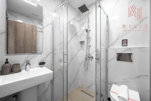 Premium Studio, City View | Bathroom