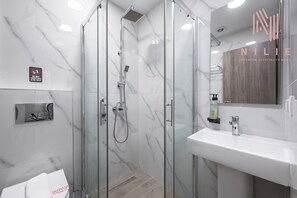 Standard-Studio | Badezimmer | Dusche, Regendusche, Haartrockner, Handtücher