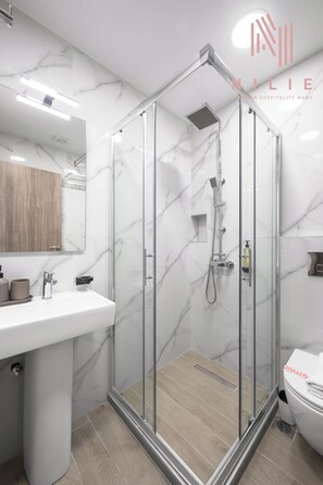 Estudio Premium, vista a la ciudad | Baño | Regadera, regadera tipo lluvia, secadora de cabello, toallas 