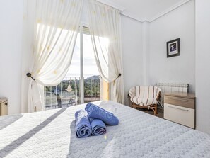 2 slaapkamers, een bureau, internet