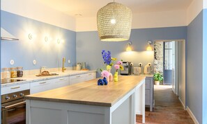 Microwave, oven, stovetop, dishwasher - Le Clos du Petit Saint Thomas - upmarket accommodation for up to 18 people (La Garnache)