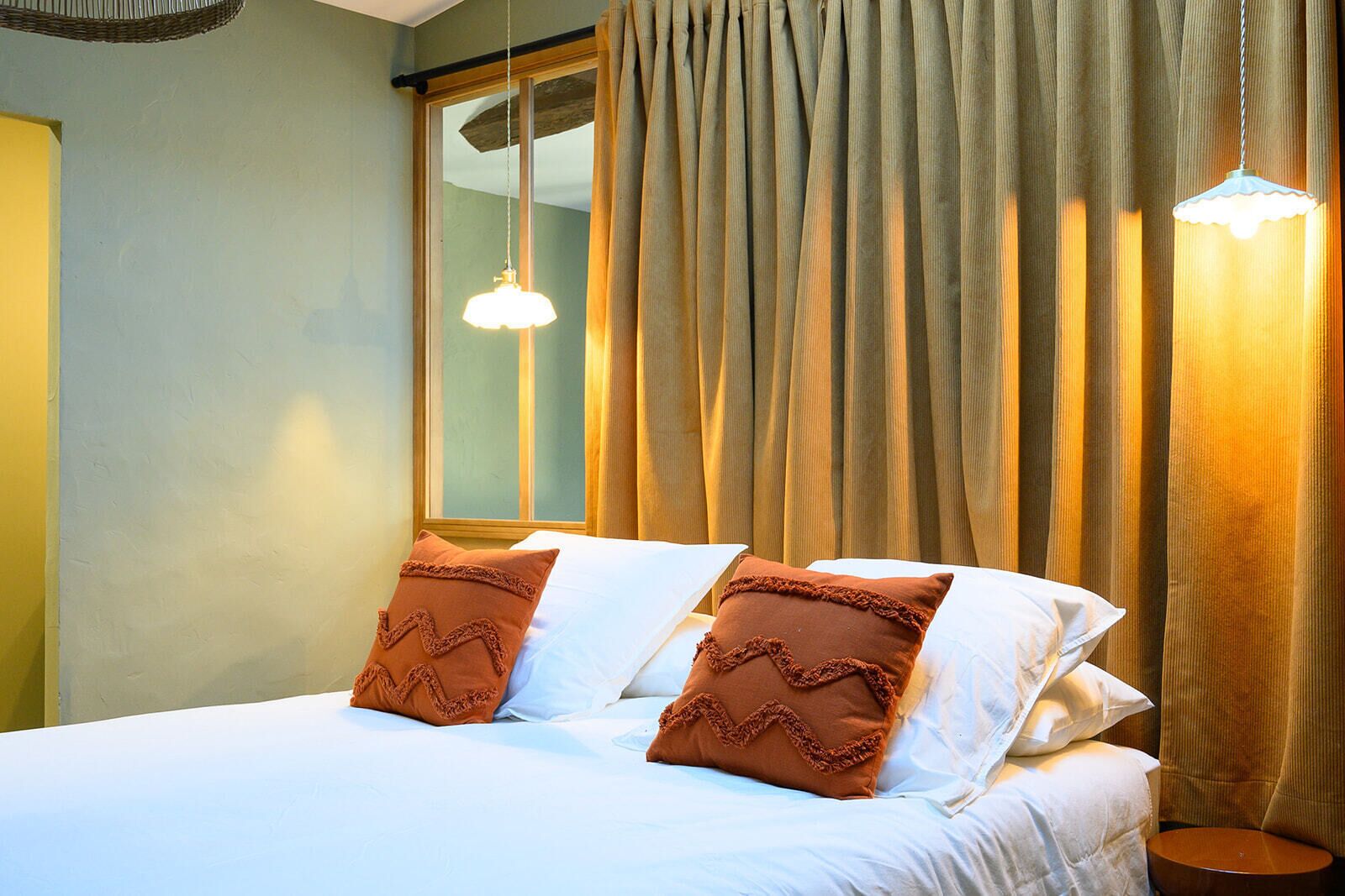 6 bedrooms, iron/ironing board, WiFi, bed sheets