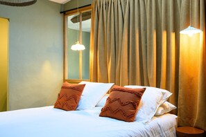 6 bedrooms, iron/ironing board, WiFi, bed sheets