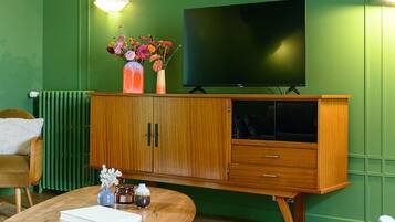 TV, fireplace