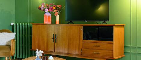 Een televisie en een open haard