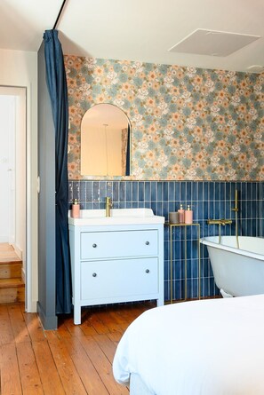 6 slaapkamers, een strijkplank/strijkijzer, wifi, beddengoed