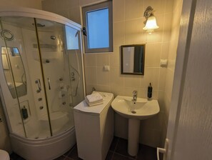 Doccia, asciugacapelli, asciugamani, sapone