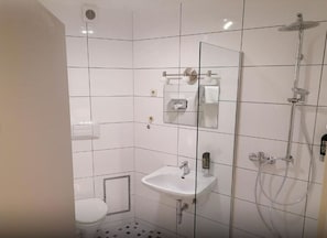 Haartrockner, Handtücher, Seife, Toilettenpapier