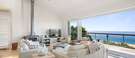 Una televisión, una chimenea