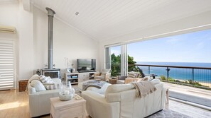 Een televisie en een open haard