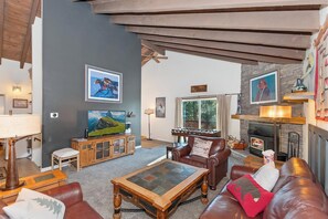 Televisión, chimenea y futbolito