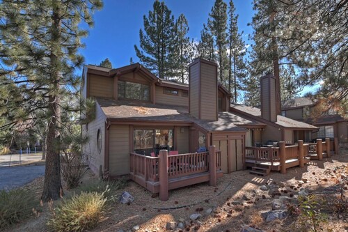 Bearfoot by the Bay By Destination Big Bear: Cozy Mountain 3 Bed Condo! Community Tennis Courts !HOT TUB & Seasonal Pool! Close to Big Bear Marina’s & Village!