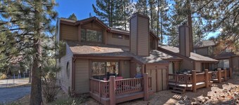 Bearfoot by the Bay By Destination Big Bear: Cozy Mountain 3 Bed Condo! Community Tennis Courts !HOT TUB & Seasonal Pool! Close to Big Bear Marina’s & Village!