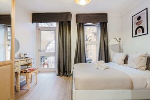 1 chambre, bureau, fer et planche à repasser, lit parapluie