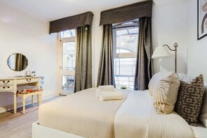 1 chambre, bureau, fer et planche à repasser, lit de bébé portatif