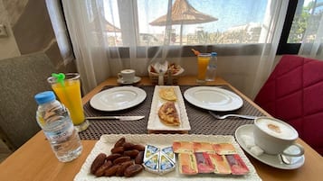 Desayuno continental gratuito y diario