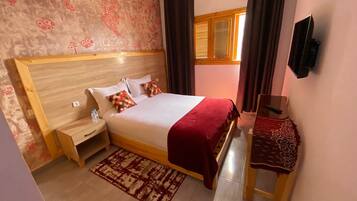 Habitación económica con 1 cama doble o 2 individuales, vistas a la laguna | Espacio para trabajar con un portátil y wifi gratis