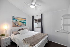 4 bedrooms, iron/ironing board, WiFi, bed sheets