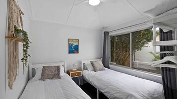 4 bedrooms, iron/ironing board, WiFi, bed sheets