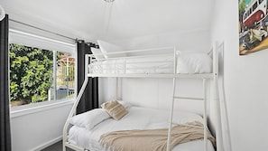 4 bedrooms, WiFi, bed sheets - Sunny Shores Beach House (The Entrance North)